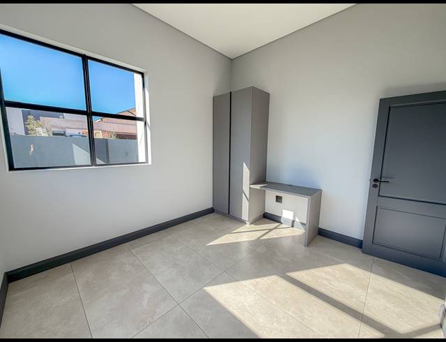 4 BEDROOM FREEHOLD FOR SALE IN MIDSTREAM HEIGHTS